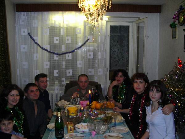 Слева на право: мой сын Ваня, я, муж, Эд Горюнов, Карякин Влад, Горюнова Ната, Ольга (сестра) с дочкой Горюновых.