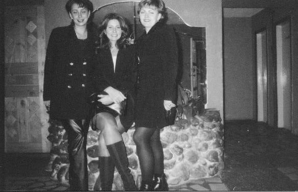 Однокласницы слева на право: Савельева Таня, я, Лиля.